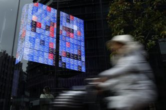 Japan Tech Selloff Extends as DeepSeek Pressures