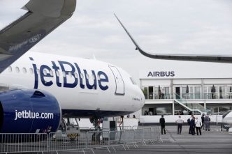 JetBlue shares sink after disappointing forecast