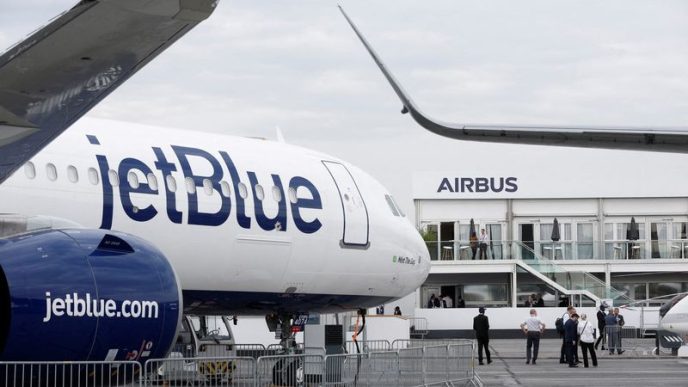 JetBlue shares sink after disappointing forecast