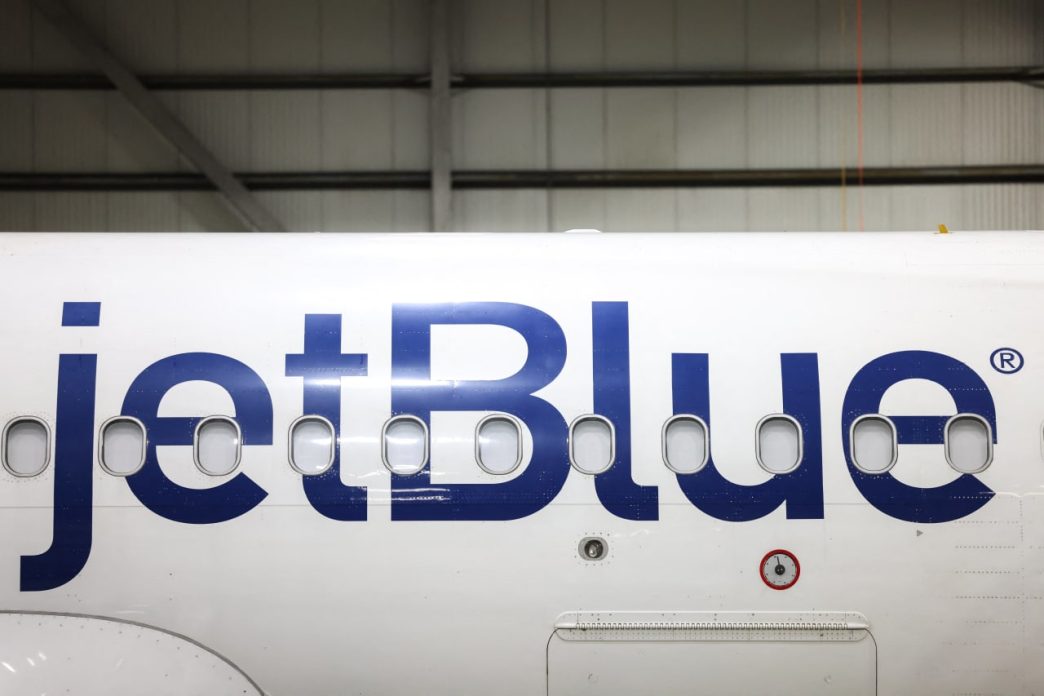 JetBlue’s stock plunges as revenue outlook