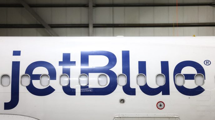 JetBlue’s stock plunges as revenue outlook