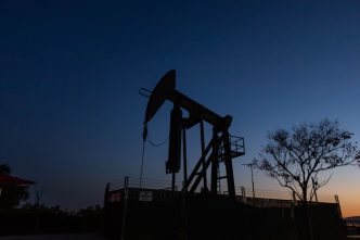 Oil on track for weekly fall and monthly rise as