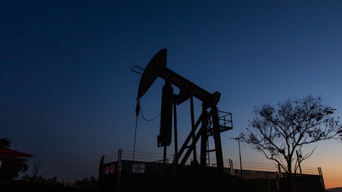 Oil on track for weekly fall and monthly rise as