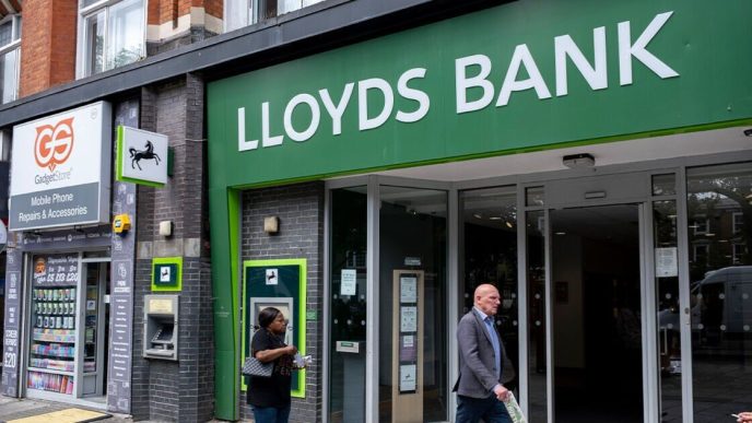 Lloyds Bank explains £250 limit as saver faces