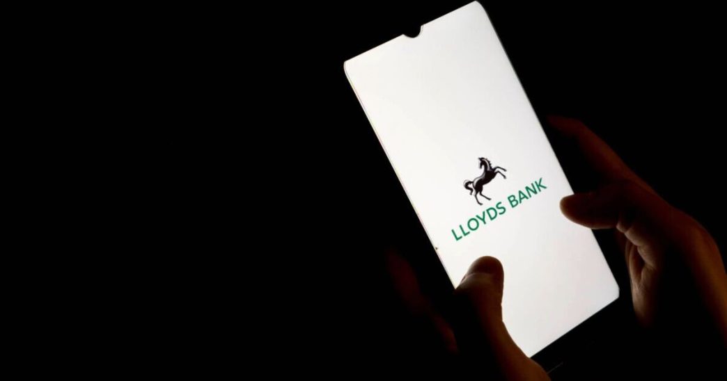 Lloyds and Halifax apps down with hundreds unable