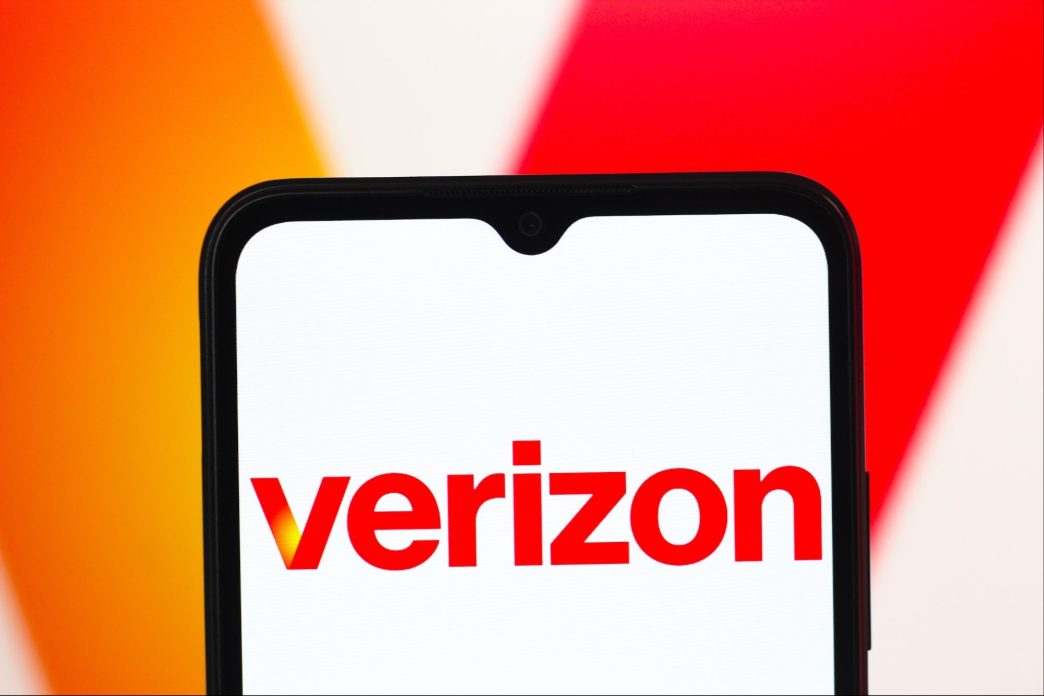 Verizon Tries to Recruit Talent From AT&T After