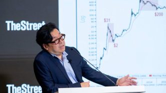 Veteran stock analyst Tom Lee offers blunt 3-word